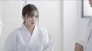 3个巨乳美女穿着情趣内衣在一起互舔